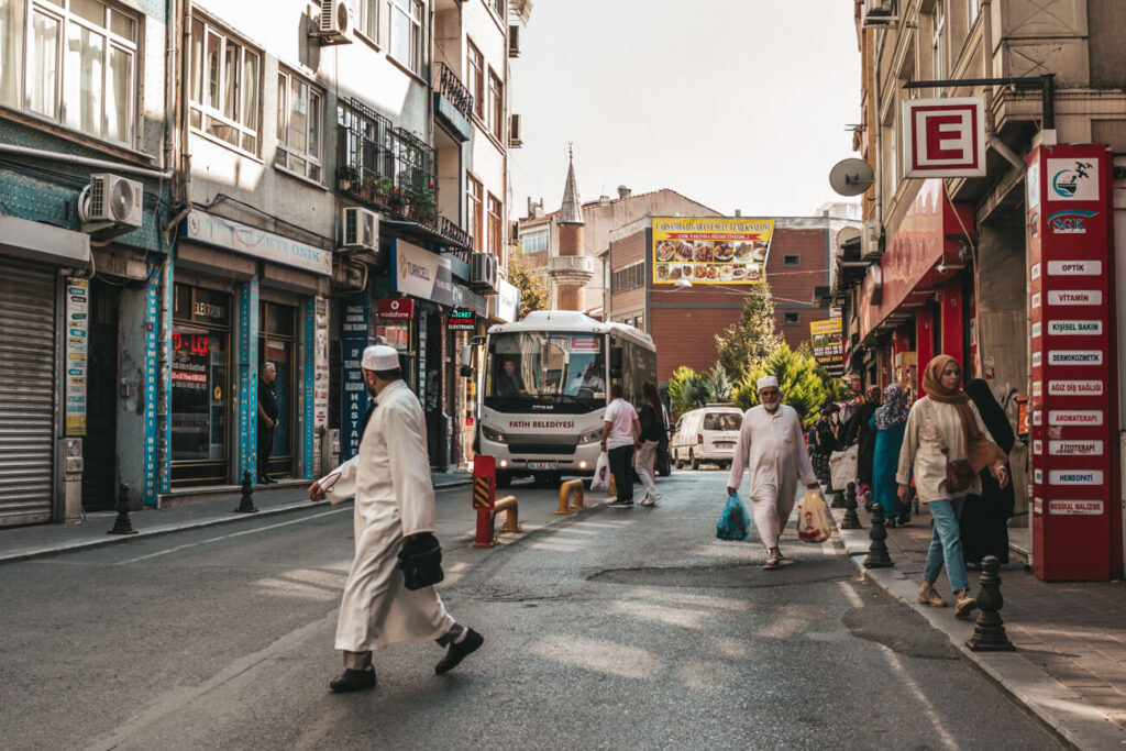 Fotografía de viaje en istambul, calle con personas haciendo mandados