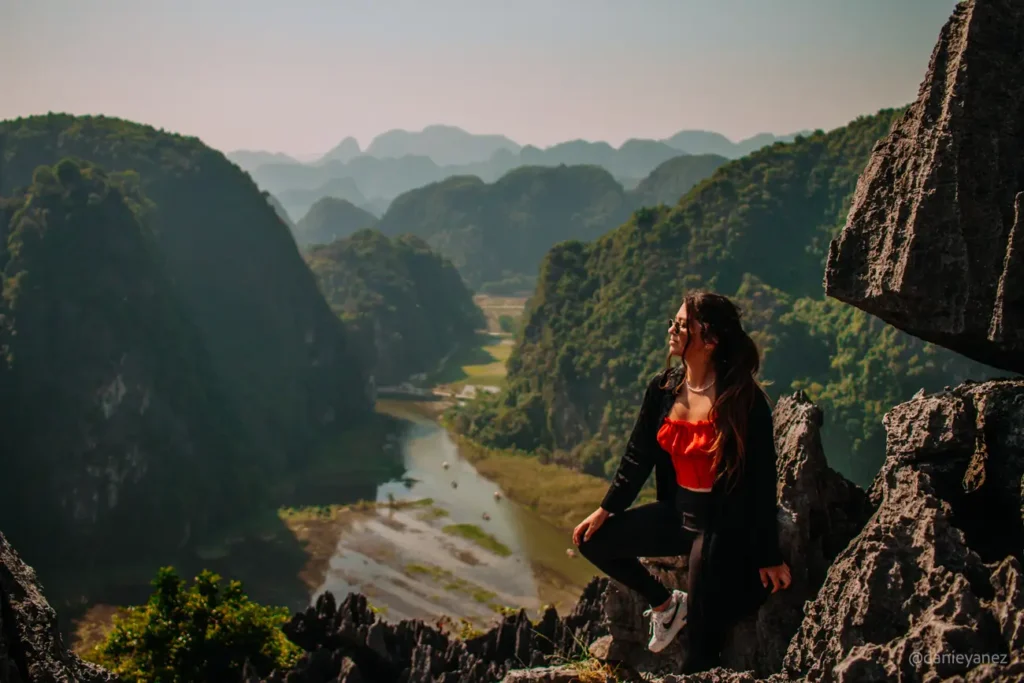 Vista del recorrido en barca de Tam Coc desde Hang Mua, Ninh Binh, Vietnam