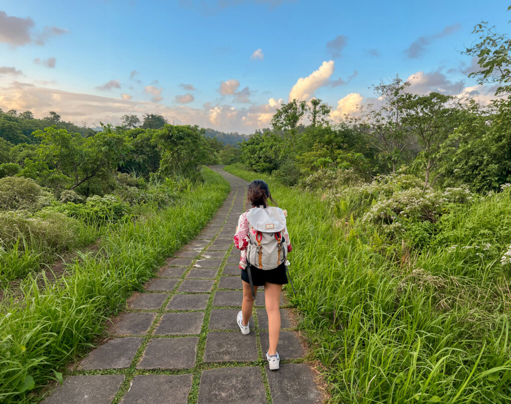 Danitza Yañez, nómada digital, caminando en Bali con una mochila en la espalda