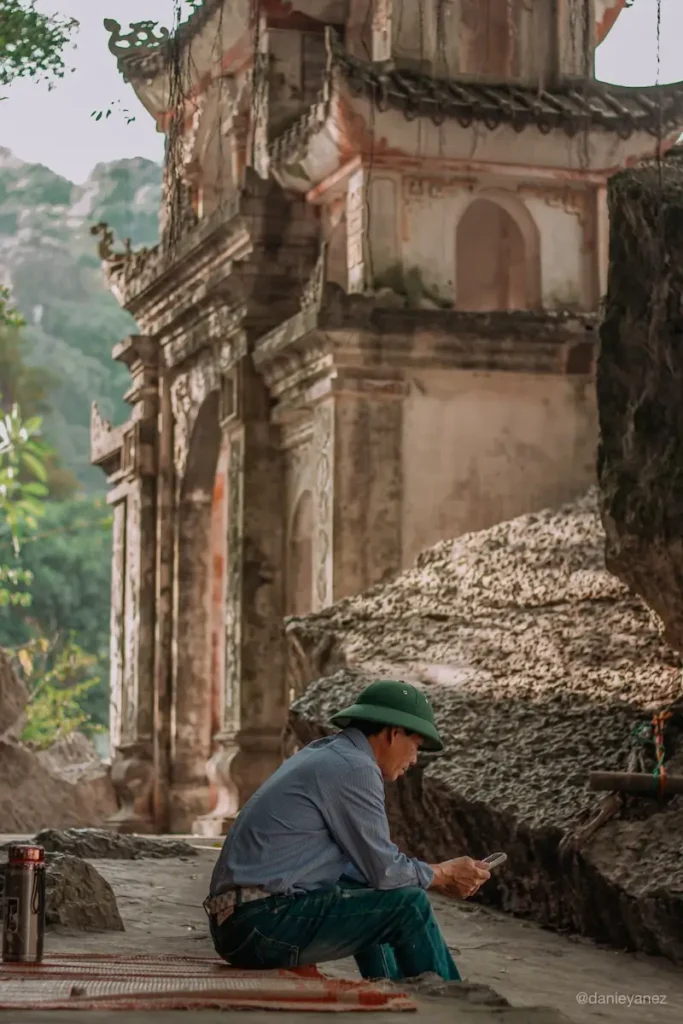 Hombre vietnamita sentado detrás de la Pagoda Bich Dong en Ninh Binh, Vietnam