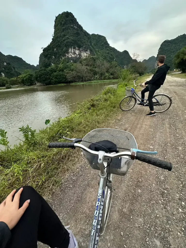 Andrew y yo en bici explorando la zona de Trang An en Ninh Binh