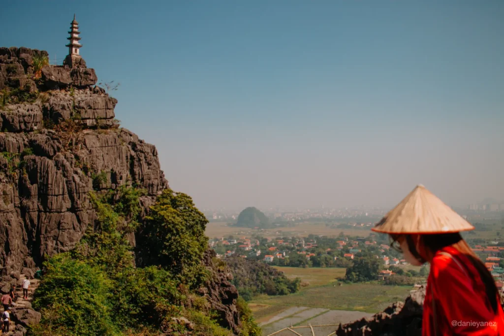 Vista desde Hang Mua en Ninh Binh, Vietnam, chica con sombrero de lado