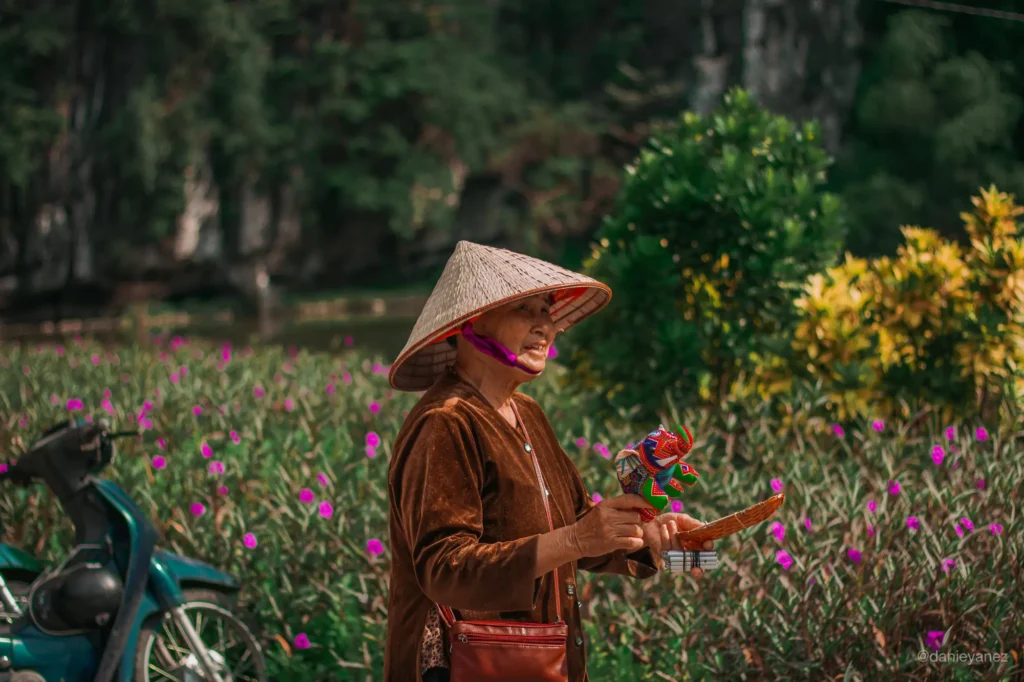 Mujer vietnamita vendiendo souvenirs en Ninh Binh