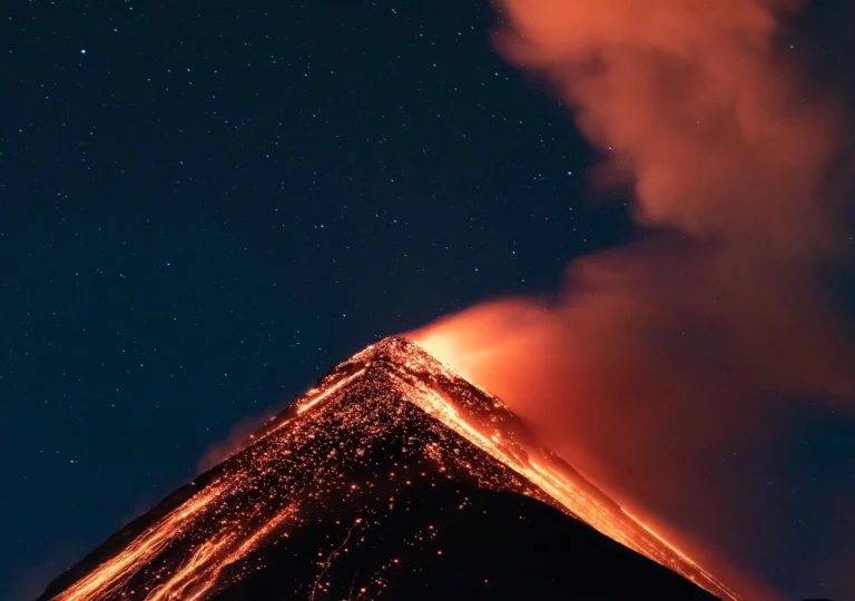 Volcan de Fuego en erupción, vista desde Acatenango