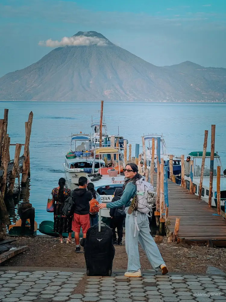 Partiendo del Lago Atitlán en Guatemala con mi maleta y el volcán al fondo