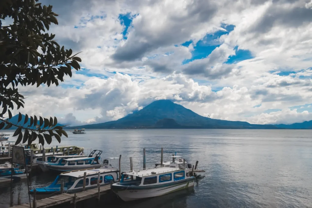 Lanchas en el lago Atitlan con el volcán de fondo