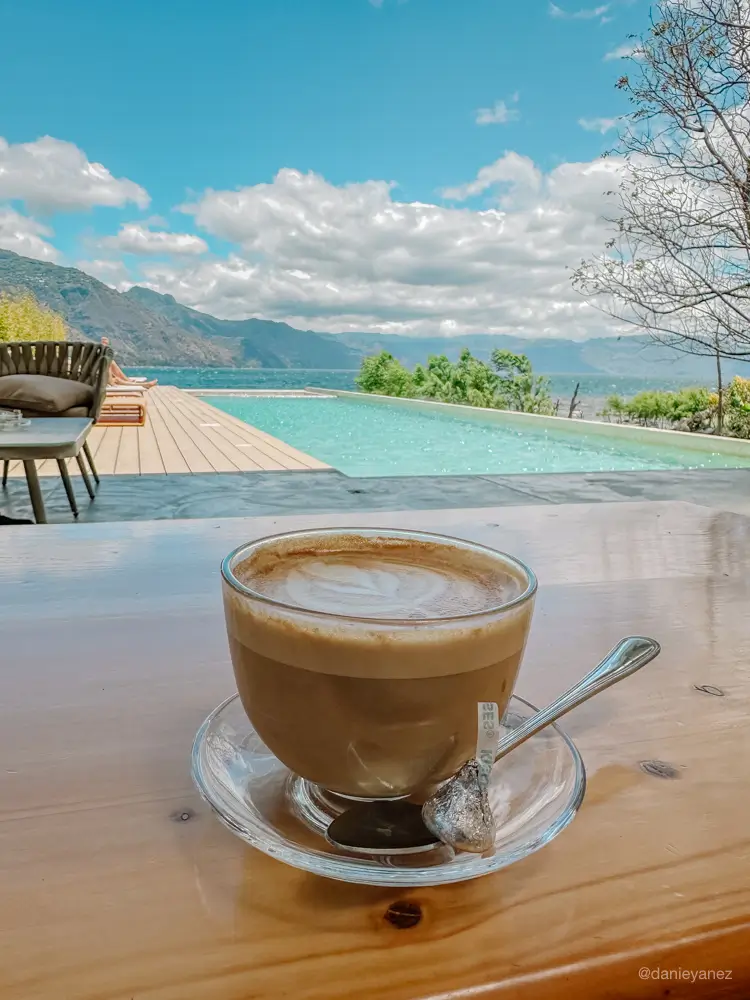 Café en Zoola en San Pedro La Laguna con alberca de fondo. 