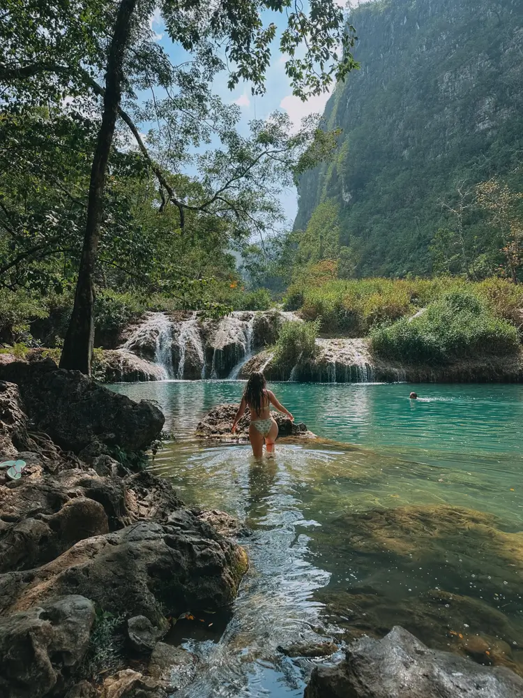 Danitza nadando en las pozas de Semuc Champey