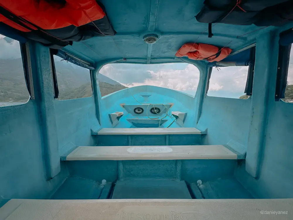 Interior de la lancha en el Lago Atitlán