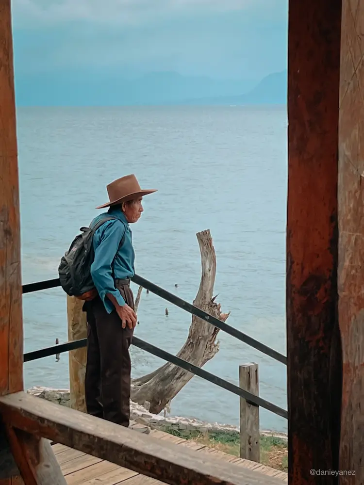 hombre esperando lancha en el lago atiplan