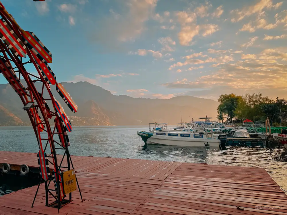Muelle de San Pedro la laguna al amanecer