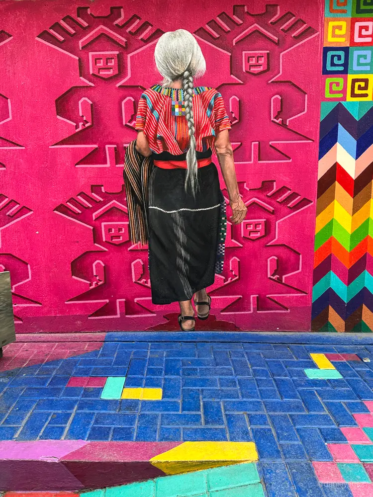 mural de mujer guatemalteca con ropa típica en san Juan