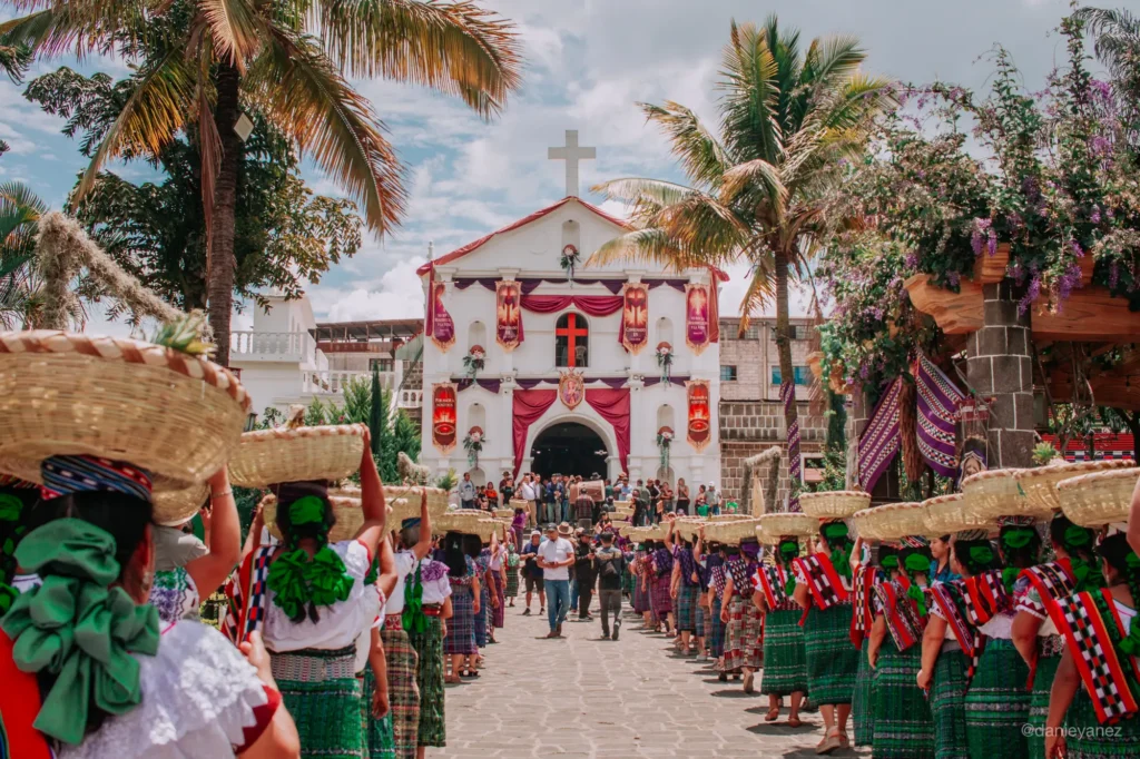 Procesión de frutas en Iglesia de San Pedro la Laguna durante Semana Santa