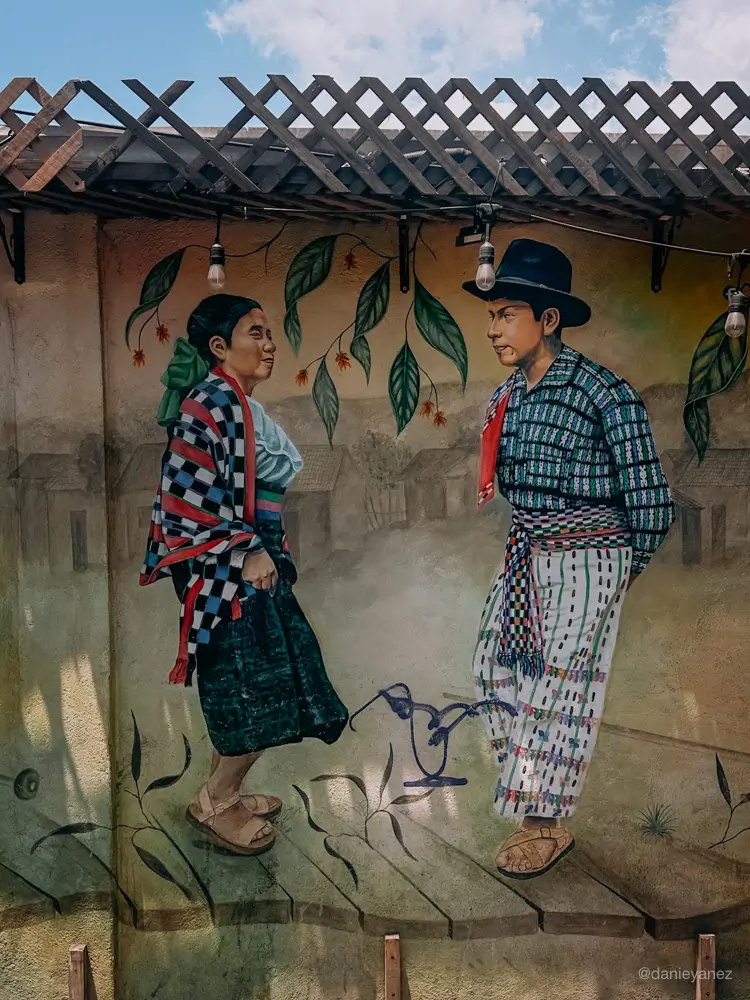 Mural en San Pedro La Laguna, dos personas, hombre y mujer bailando con traje típico 