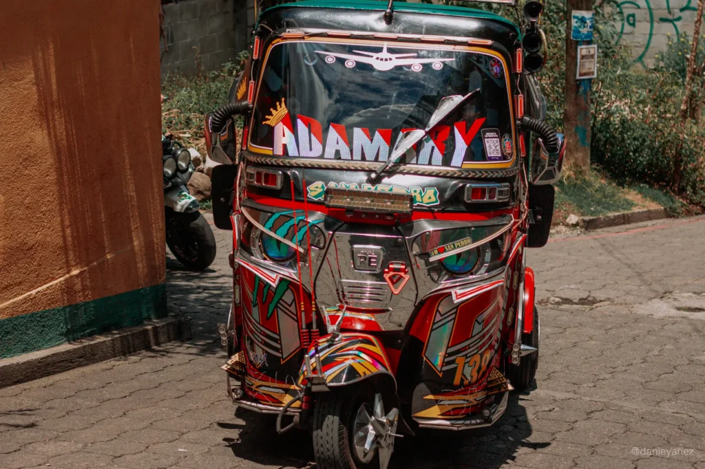Tuk tuk super decorado en San Pedro la Laguna Atitlan