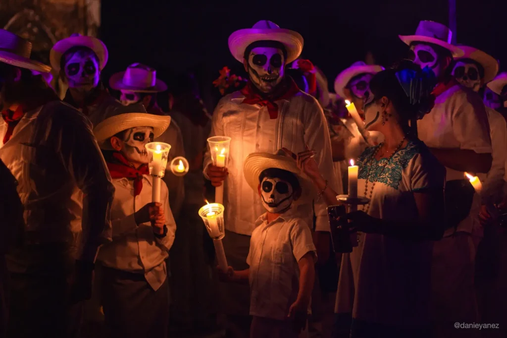 fotografía de viaje tomada en Mérida de personas con ropa típica en día de muertos