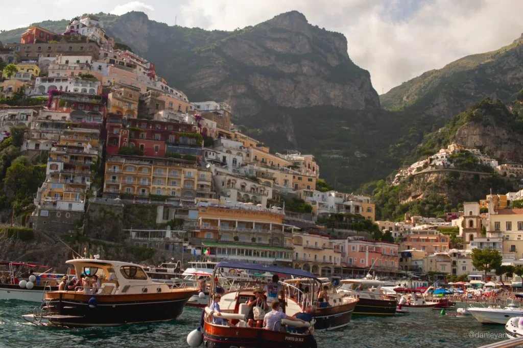foto tomada en un viaje a Positano de los botes saliendo del puerto